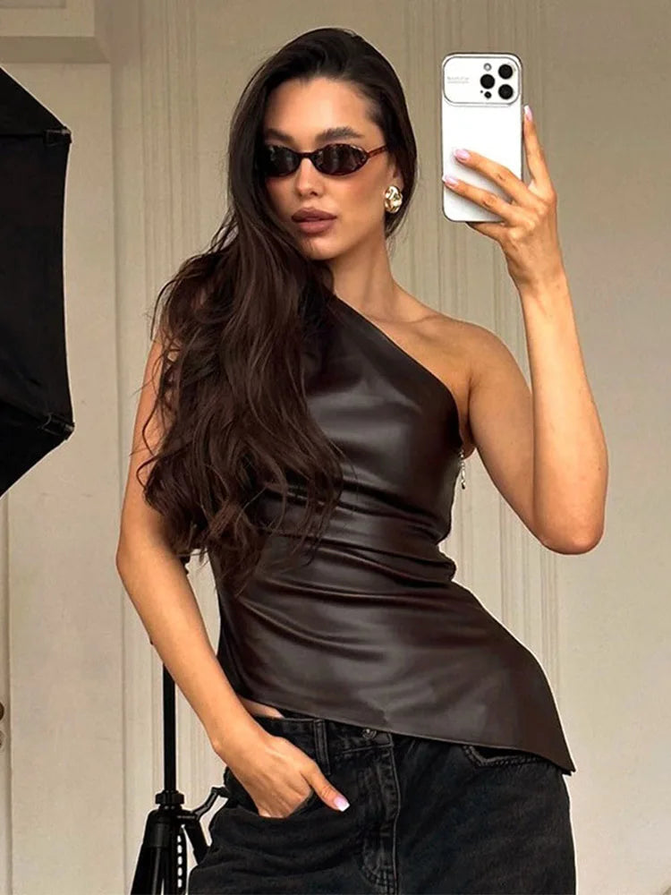 SLEEVELESS ONE-SHOULDER TOP